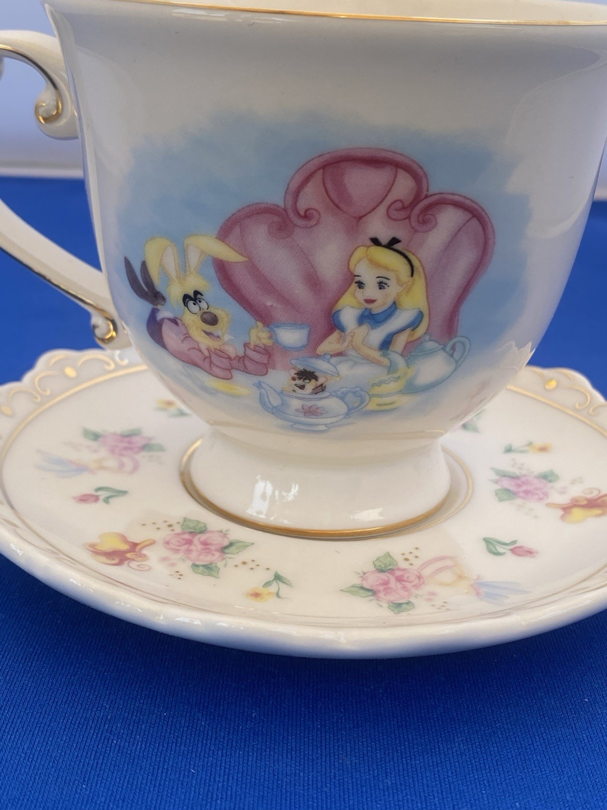 ALICE IN WONDERLAND Tea Cup & Saucer Set Disneyland Excellent Cond. L@@k L@@K!!