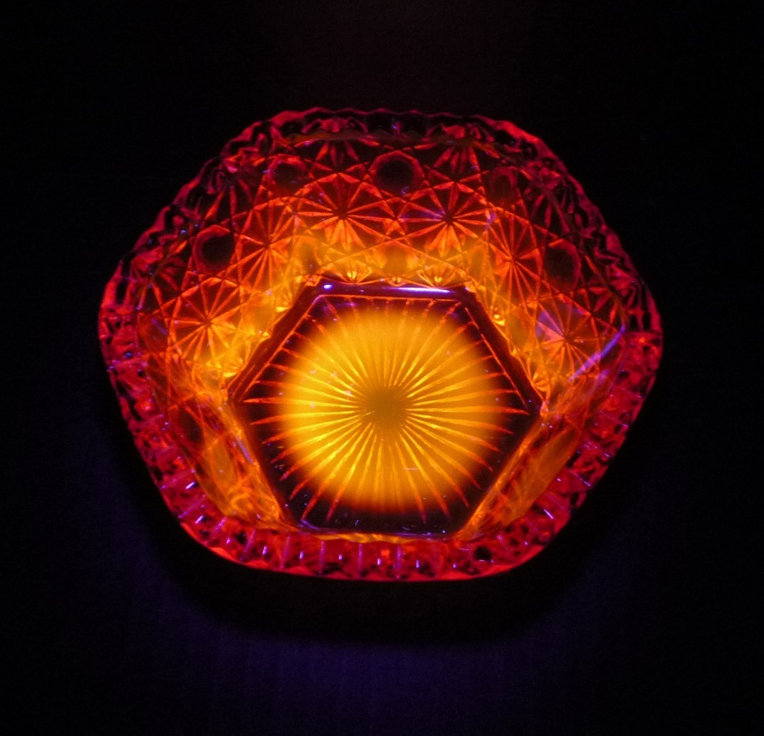 VTG LE SMITH AMBERINA HEXAGON DAISY & BUTTON 5” GLASS CANDY/NUT DISH GLOWS