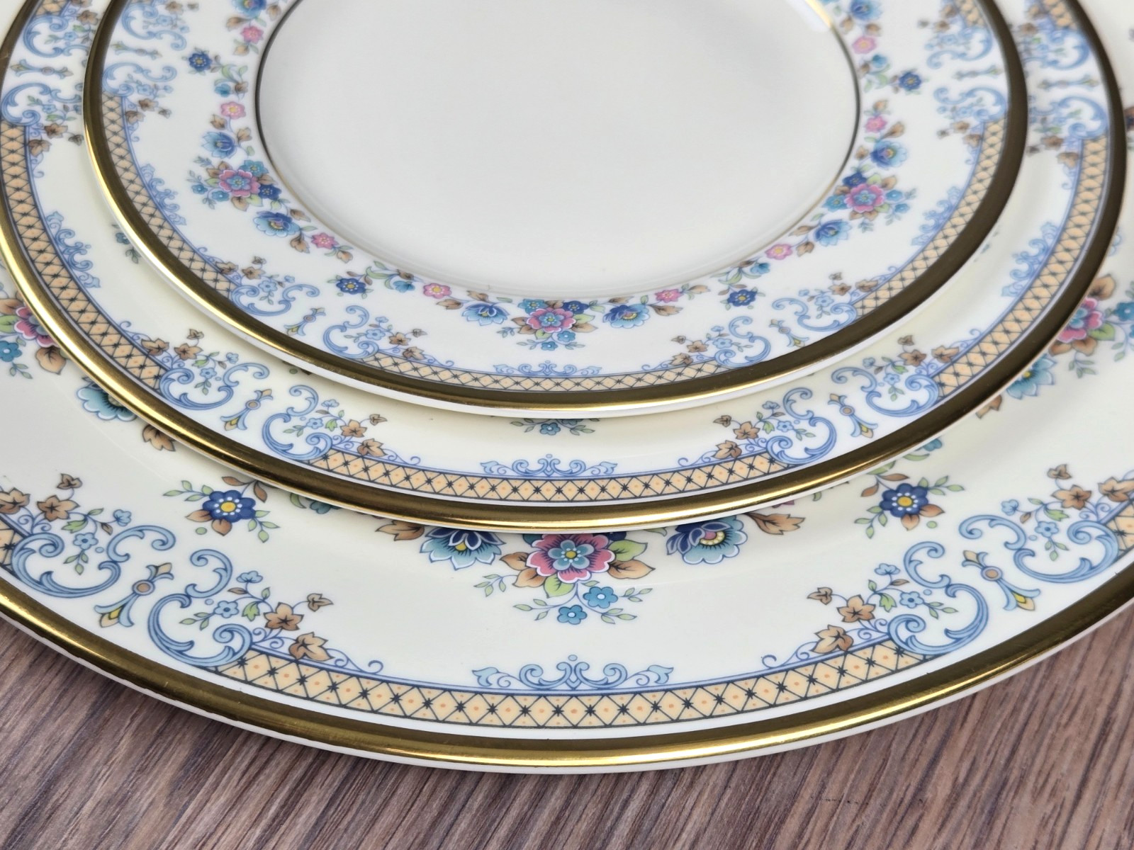 Avonlea by Minton 5 piece place setting dinner salad dessert plate cup saucer