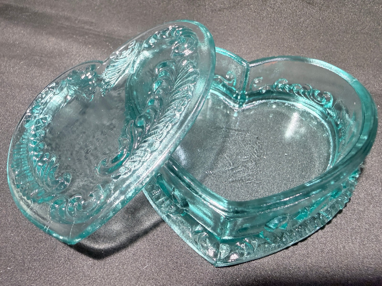 Green Vaseline Uranium art glass Heart Powder makeup box candy dish jewelry glow