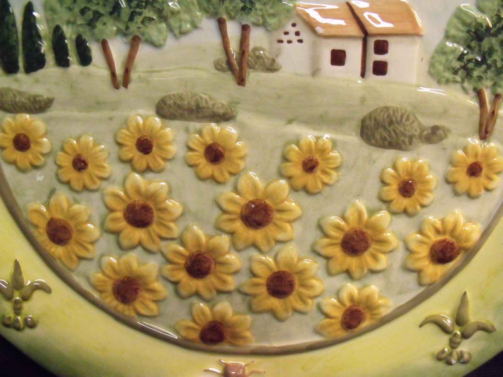 VINTAGE 12″ PORCELAIN HAND PAINTED HONEY BEES AND SUNFLOWERS FARM SCENE PLATE