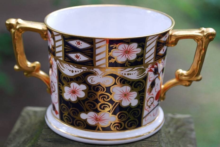 RARE Vintage ROYAL CROWN DERBY 2 Handled Loving Cup TRADITIONAL IMARI Blue Gold