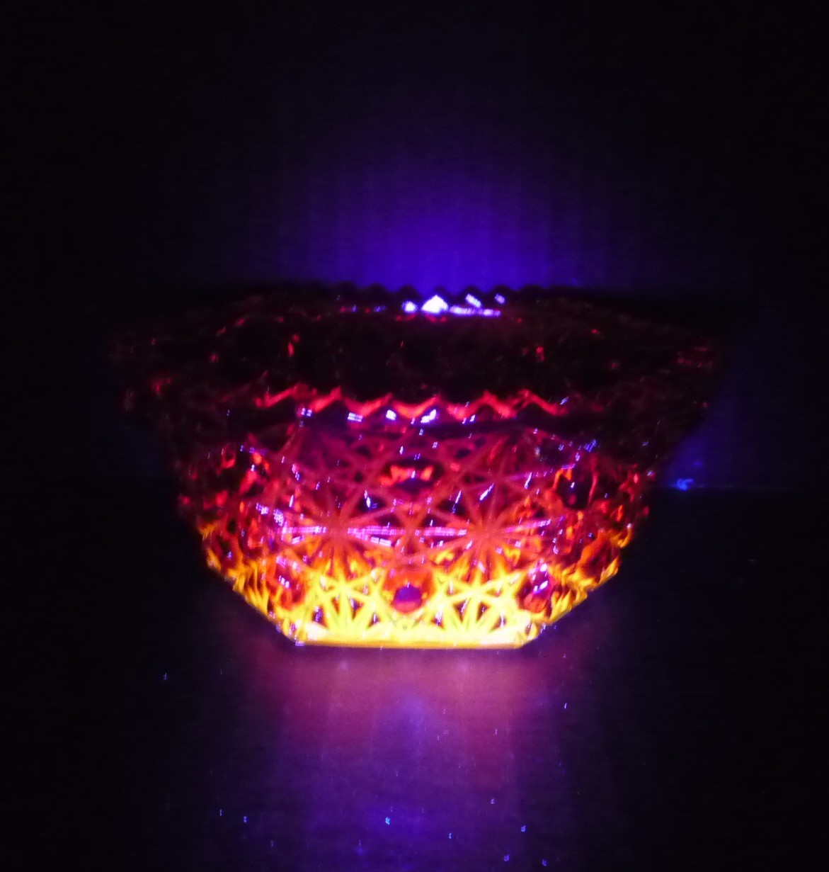 VTG LE SMITH AMBERINA HEXAGON DAISY & BUTTON 5” GLASS CANDY/NUT DISH GLOWS