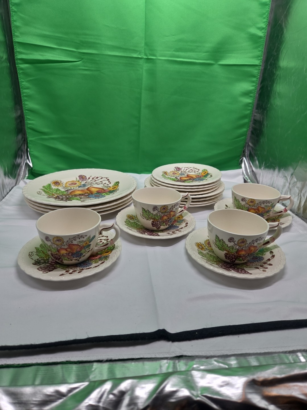 Vernon Kilns Fruitdale pattern Dinner Plates Salad Bread Tea cups USA vintage