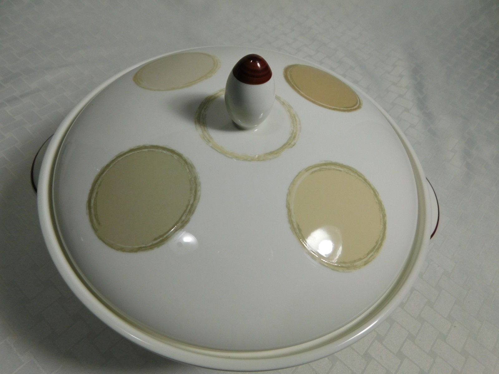 Noritake Mocha Java 2.5qt Covered Casserole Dish 7989, Ambience