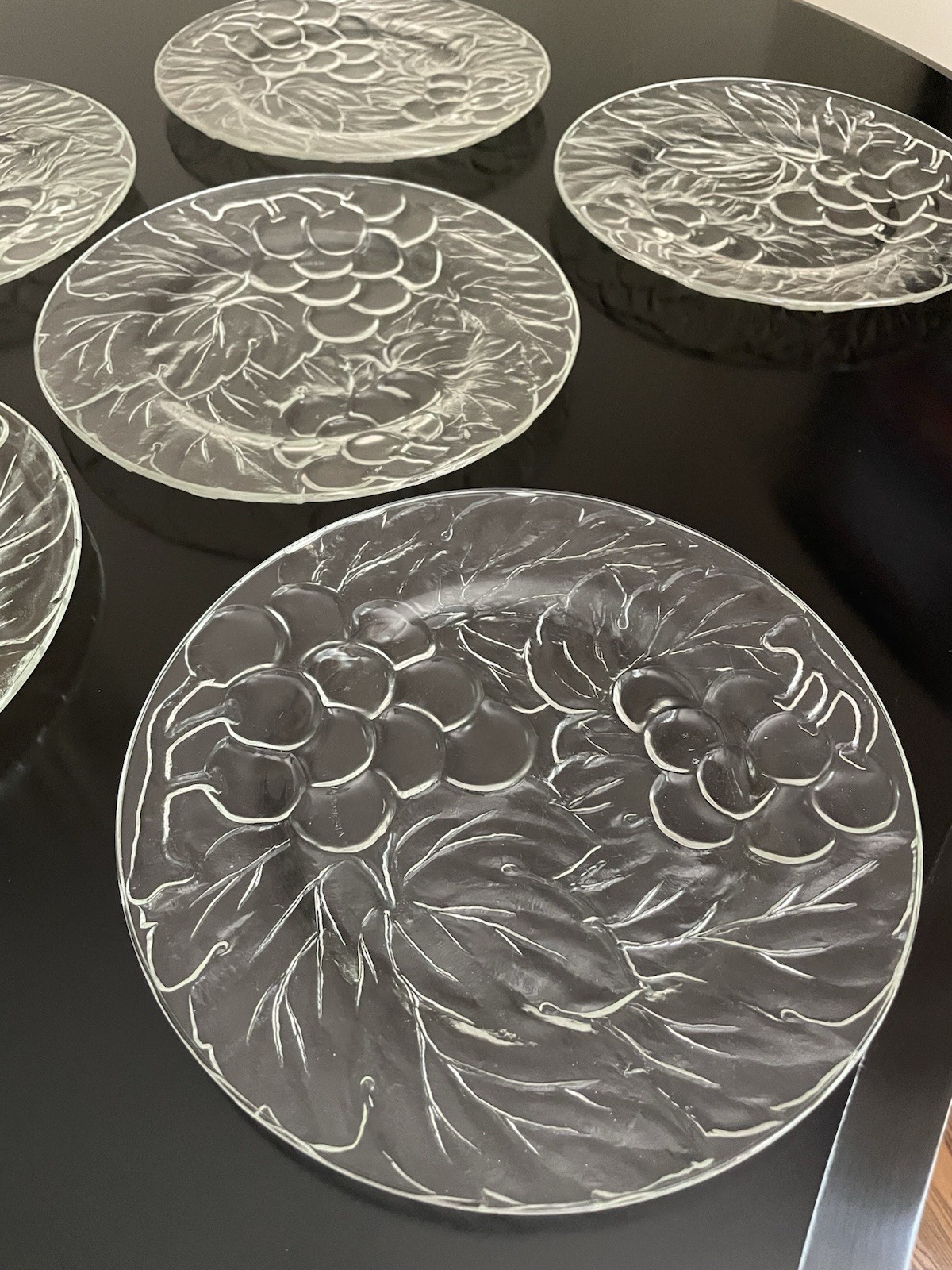 Vintage KIG Indonesia Grapes Leaves Clear Glass Dinner Plates 6 qty 10-3/8″ EVPC