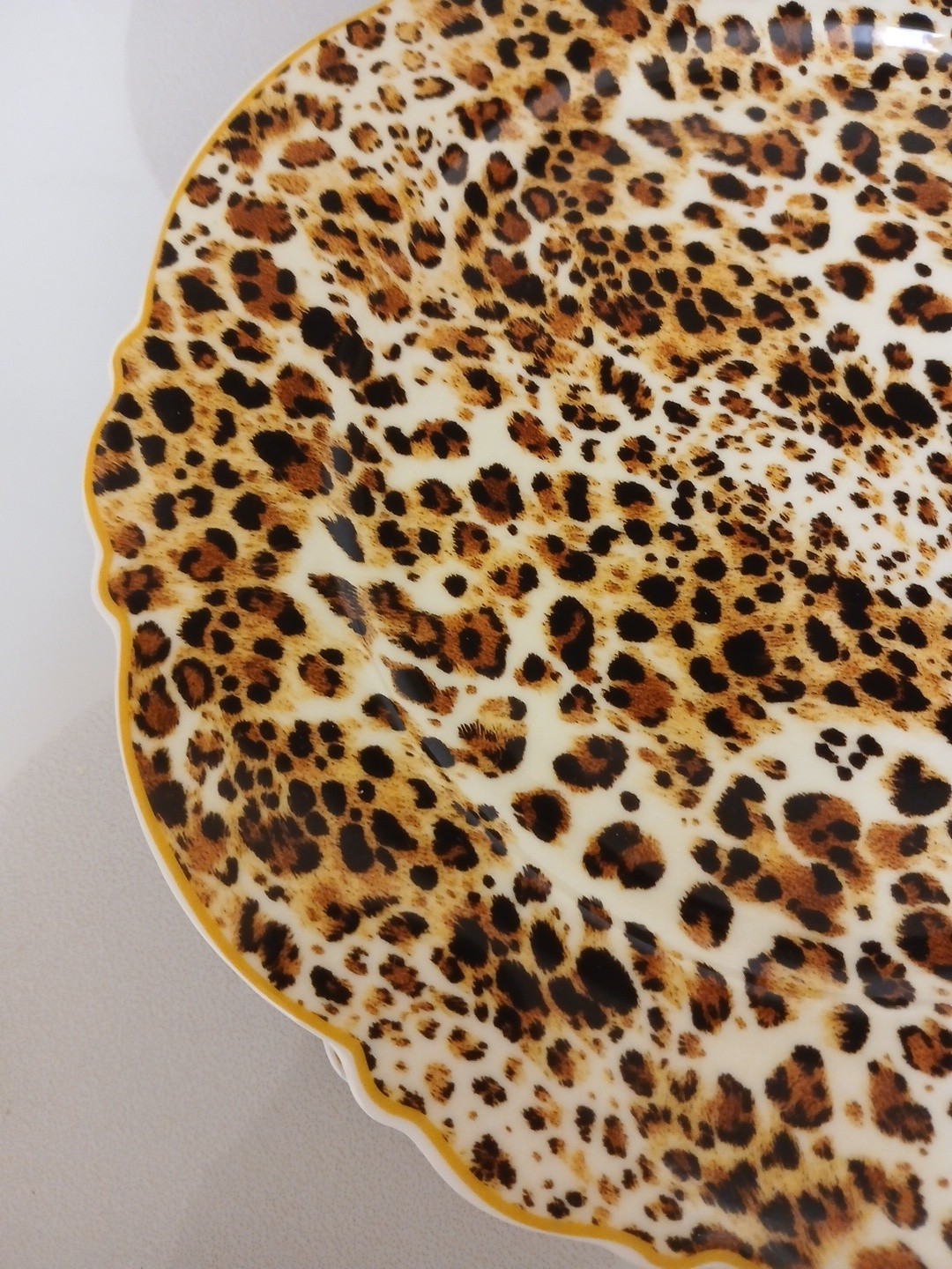 Set of 4 Camila 10 1/2″ Scalloped Edged Full Leopard Print Dinner Plates