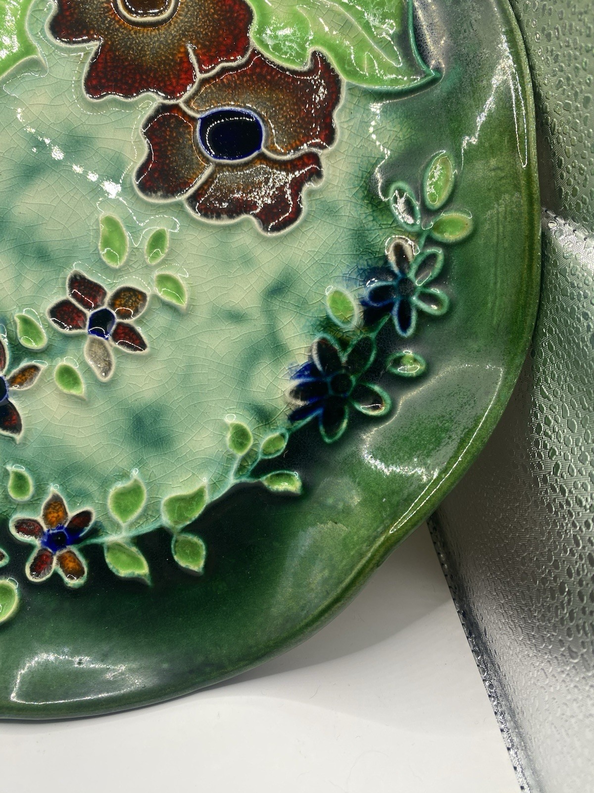Vtg 1950 Pottery plate Tubelined Resembles Moorcroft 10 1/2 Inches Multicolor