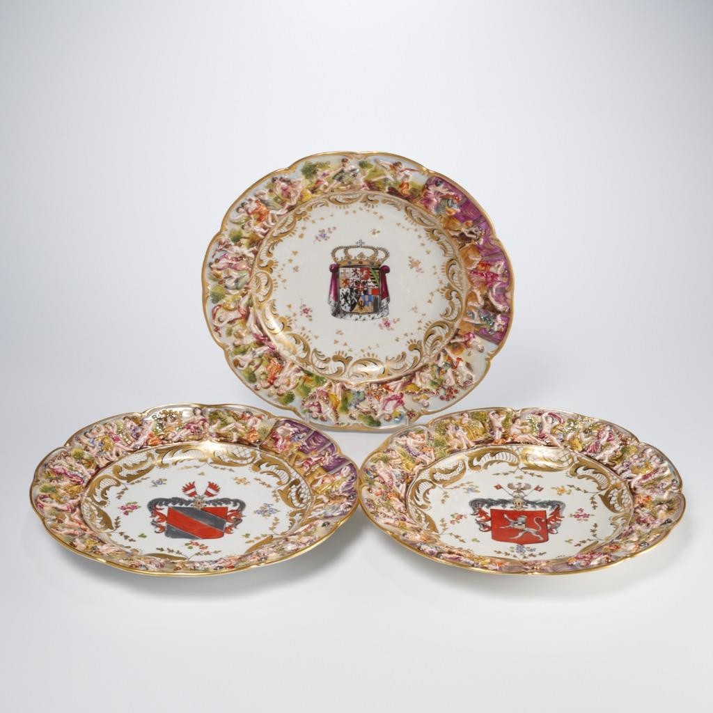 Capodimonte Armorial Raised Relief Coat of Arms Dinner Plate 3 pc Lot 10″dia