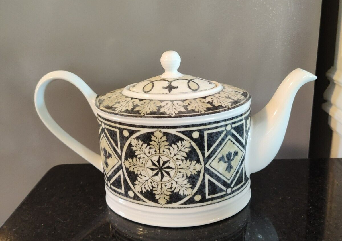 222 Fifth San Marco Black and White EUC