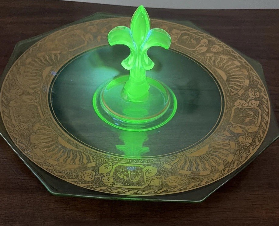 Vintage Fostoria Fleur De Lis Center Handle Glass Serving Tray 11.5″ Uv Reactive
