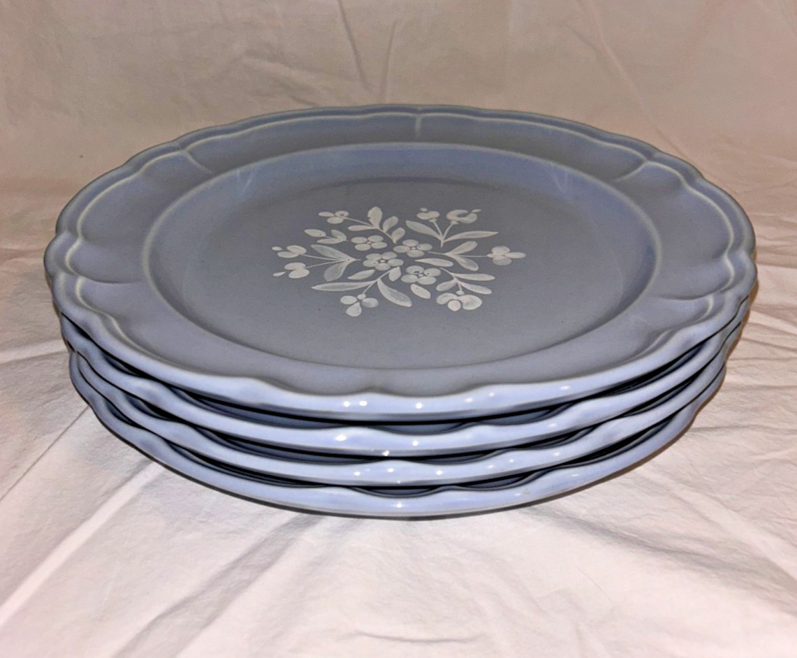 VTG Pfaltzgraff blue gazebo blue & white scalloped floral dinner plates set of 4