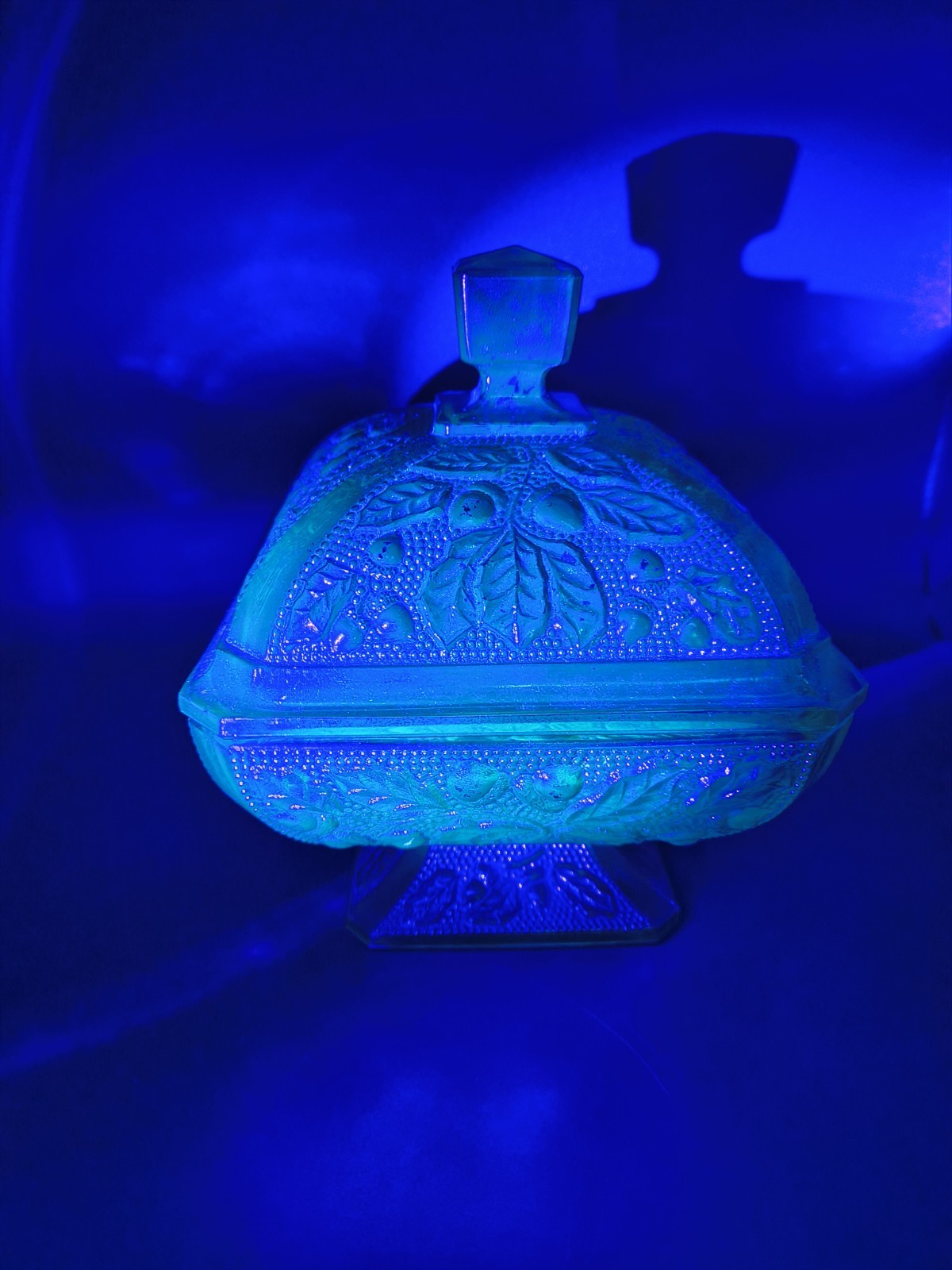 JEANETTE GLASS Green Oak and Acorn Pattern Lidded Vntg W/Uranium Or Maganese