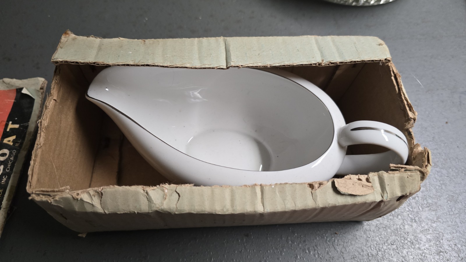 Fine China of Japan Imperial Rose Gravy Boat 16 oz White Pink Green 2049 Japan