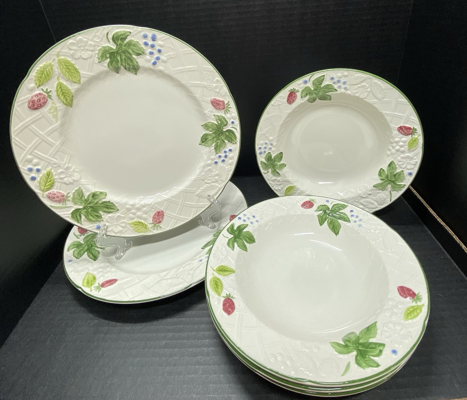 Mikasa COUNTRY BERRIES Strawberry Large Rim Salad Bowls (4) & Dinner Plates (2)
