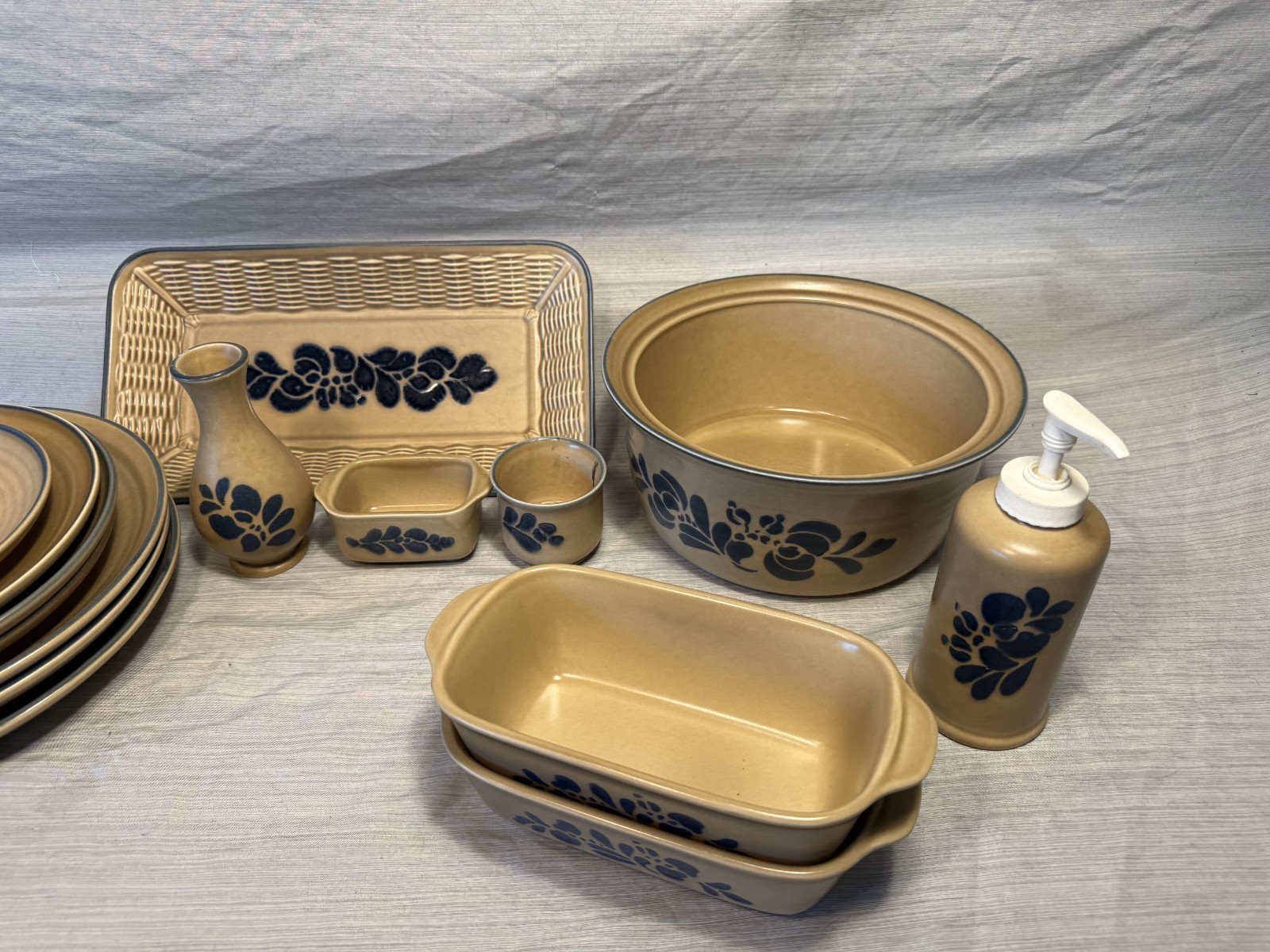 Pfaltzgraff Folk Art Stoneware Lot Loaf Pan Basket Tray Bud Vase Plates 12pc