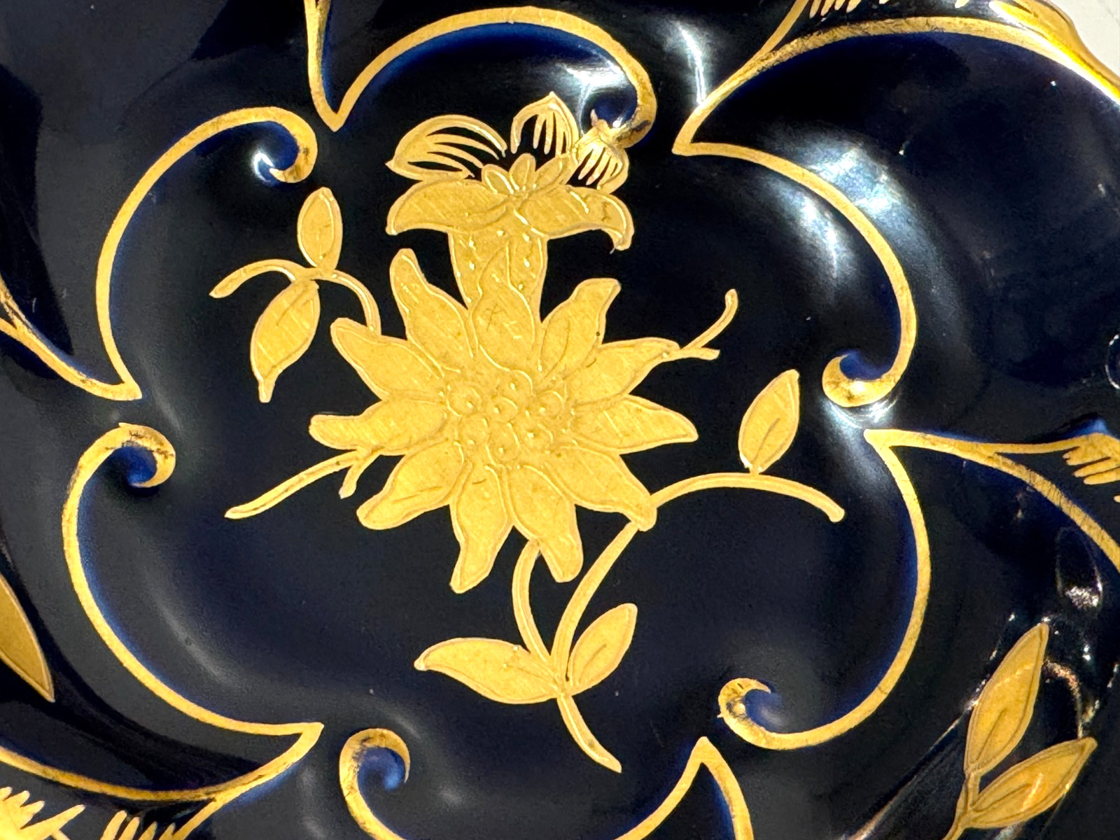 GERMAN FOOTED ECHT KOBALT BOWL COBALT BLUE GOLD LEAF FLORAL VINE ART GERMANY 6″