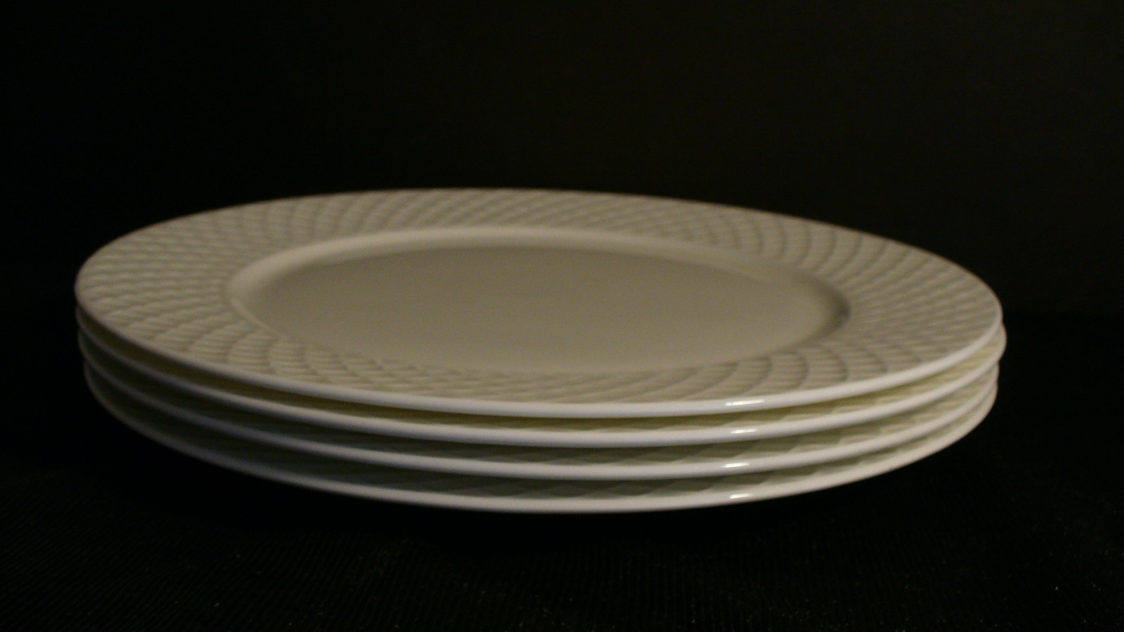 Mikasa Trellis 11″ White Dinner Plates – 4
