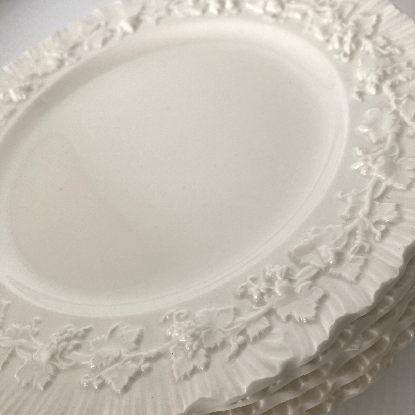 Set of 6 Wedgwood Queensware Cream/Cream Embossed Grape Vine 8″ Luncheon Plates