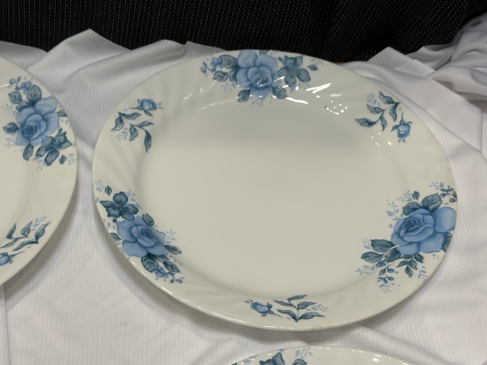 Four (4) Corelle by Corning Blue Velvet Floral 10 1/4” Dinner Plates (Mint)