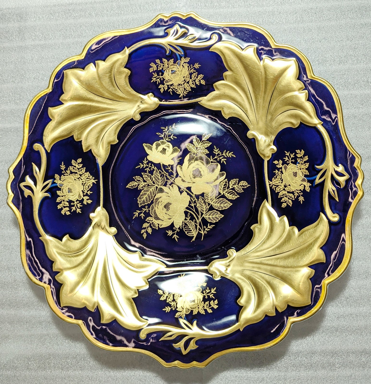 Weimar Porzellan Jutta Echt Kobalt 12.5″ Decorative Plate 522/66 – Gold Gilt