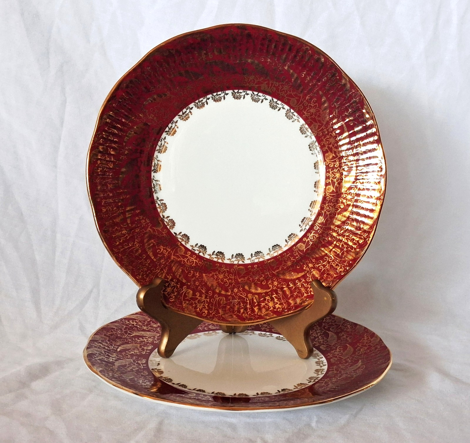 Elizabethan SOVEREIGN RED Luncheon Dinner Plates 9″ Gold Gilt (Set of 2) England