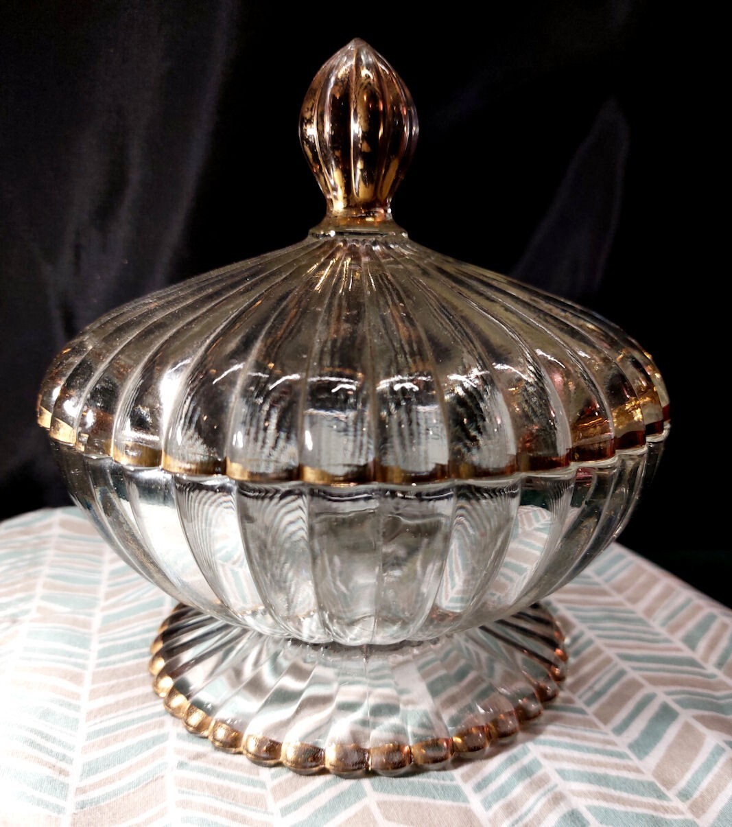 Anchor Hocking Pressed Glass Covered Nut / Candy Dish 7″dia -Reed w/Gold Trim EX
