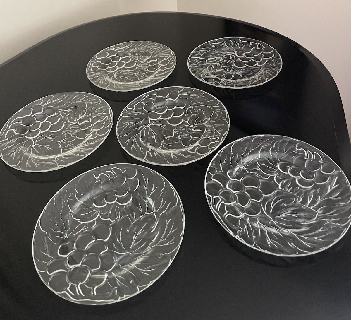 Vintage KIG Indonesia Grapes Leaves Clear Glass Dinner Plates 6 qty 10-3/8″ EVPC
