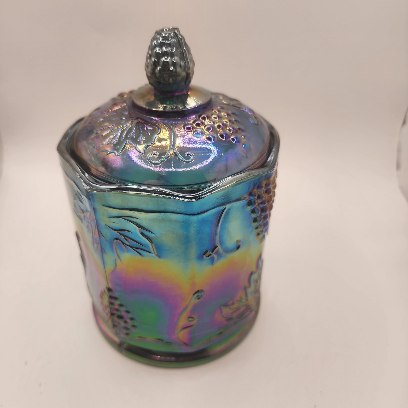 VTG INDIANA GLASS CARNIVAL GRAPE PATTERN BLUE IRIDESCENT 7.25″ TALL