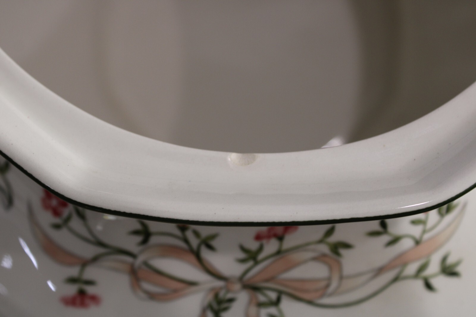JOHNSON BROTHER Eternal Beau Soup Tureen w/lid (small chip see picture)