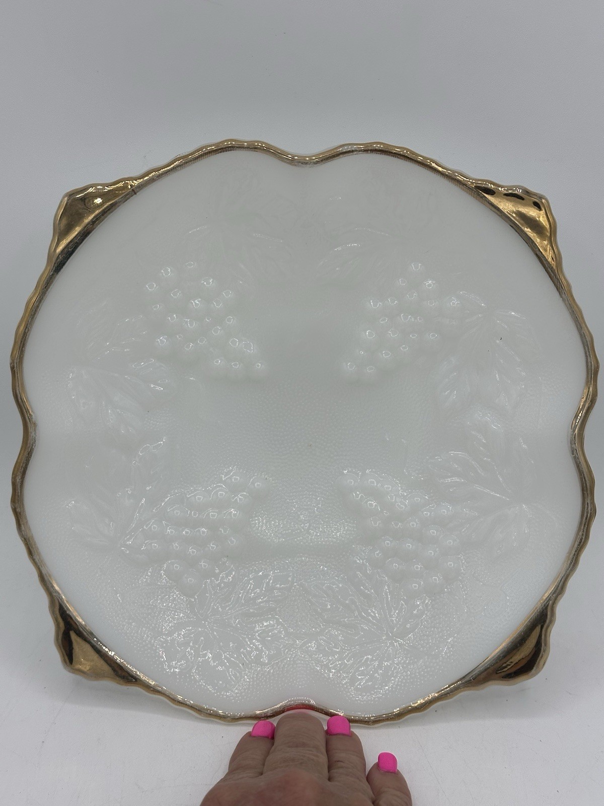 ANCHOR HOCKING FIRE KING MILK GLASS GRAPES PEDESTAL 10″ SQUARE BOWL Gold Trim