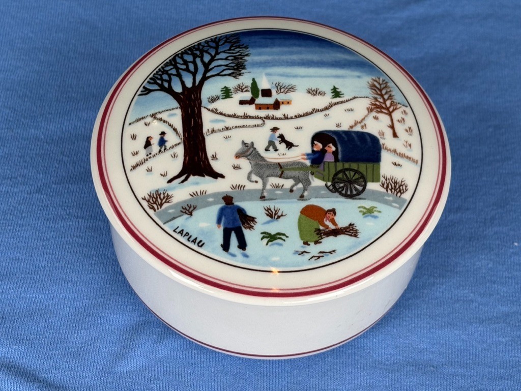 VILLEROY AND BOCH — NAIF CHRISTMAS — ROUND TRINKET OR CANDY BOX