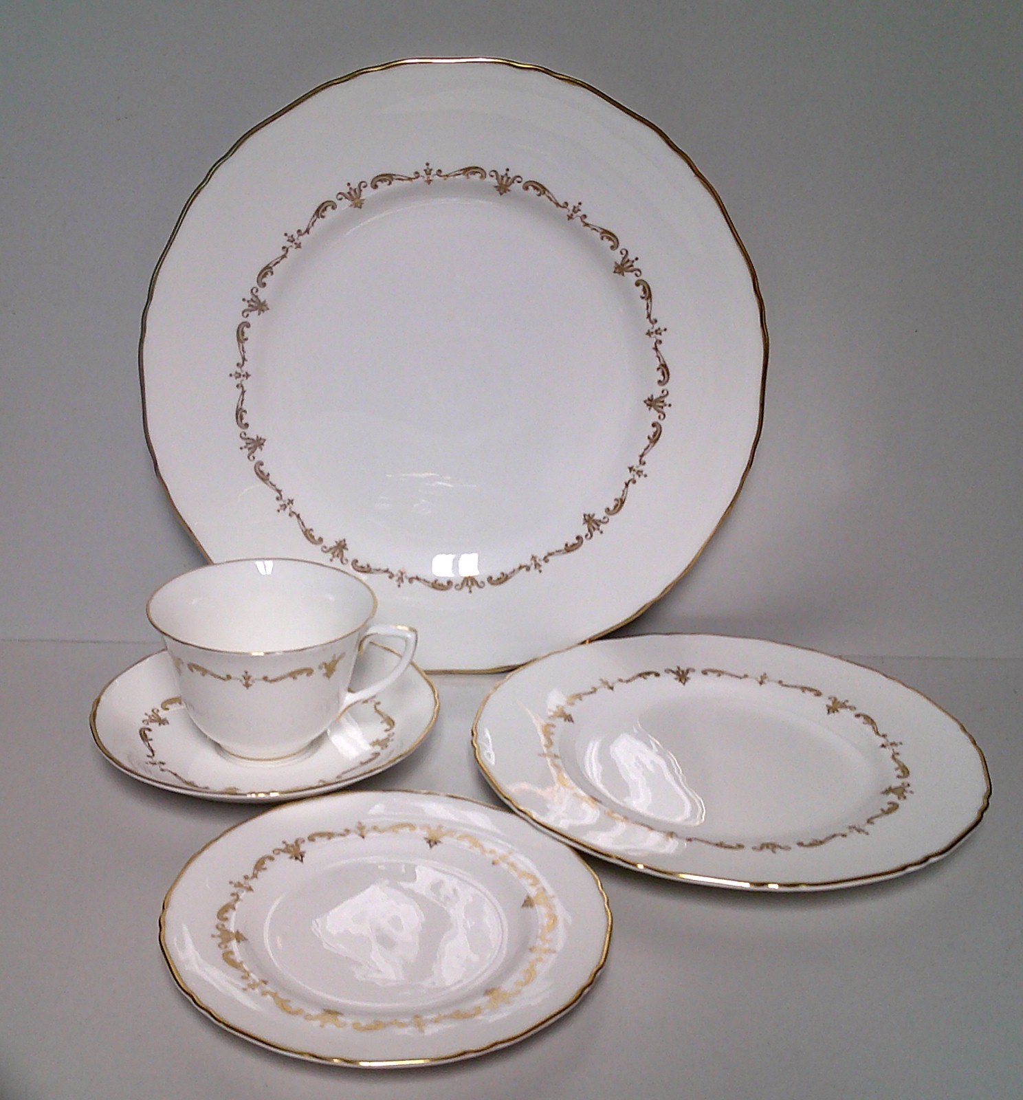 Royal Worcester GOLD CHANTILLY 20 Piece Set FOUR PLACE SETTINGS More Here