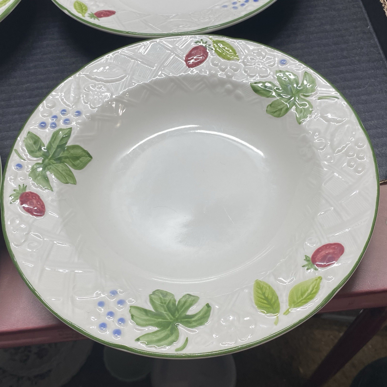 Mikasa COUNTRY BERRIES Strawberry Large Rim Salad Bowls (4) & Dinner Plates (2)