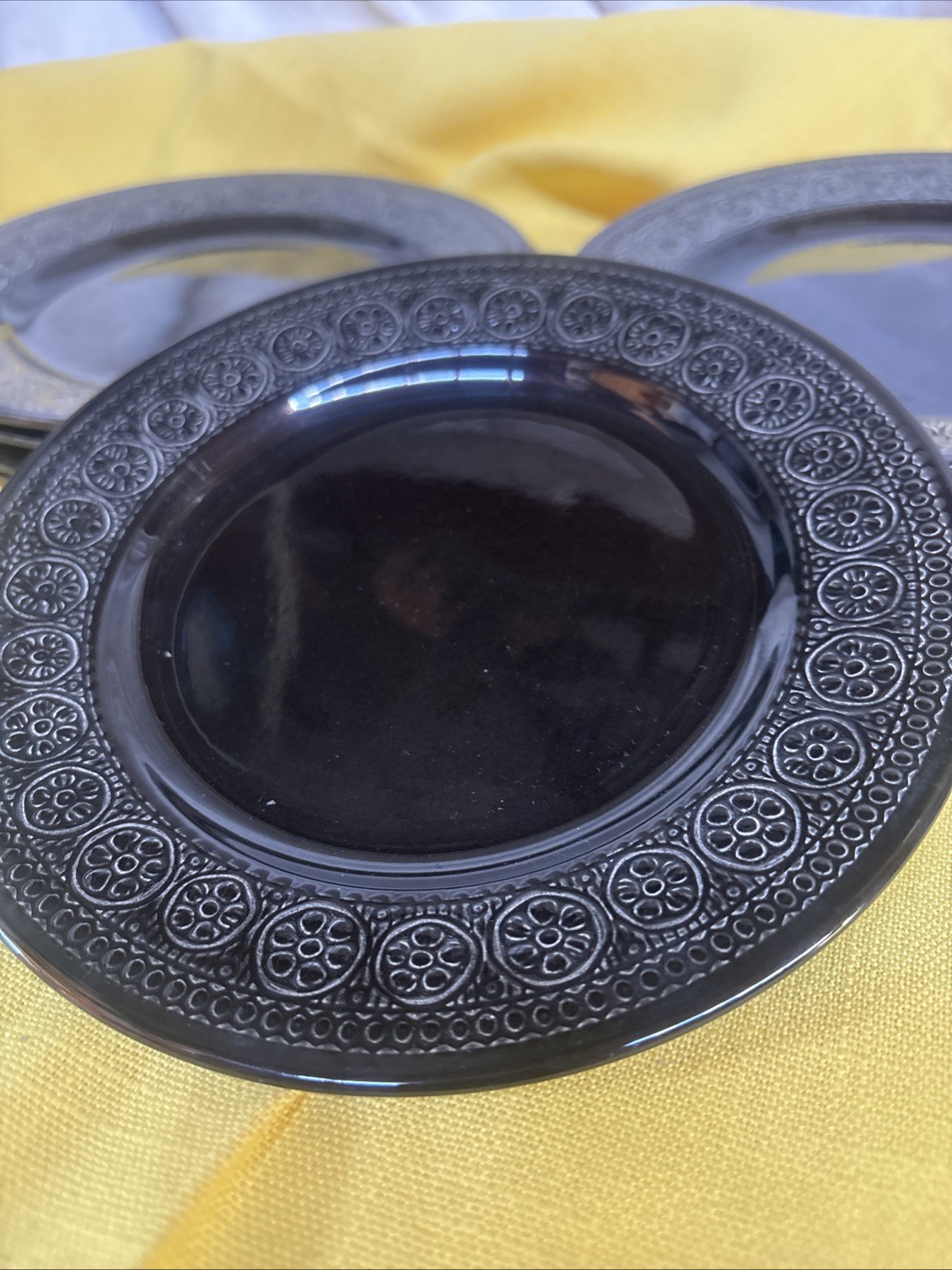 9 Diamondstone Laveno Black Daisy Pattern 7.75in Plates- Beautiful Condition