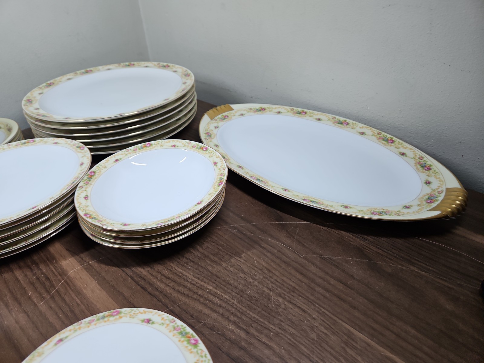 MEITO CHINA THE WINDSOR SHAPE JAPAN 22K GOLD (32 Piece Set)