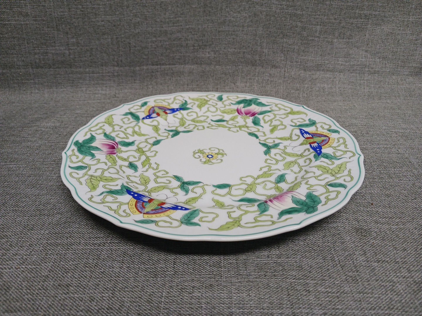 Taste Setter Collection Imperial Vine 10 3/8” Dinner Plate Vines Insects