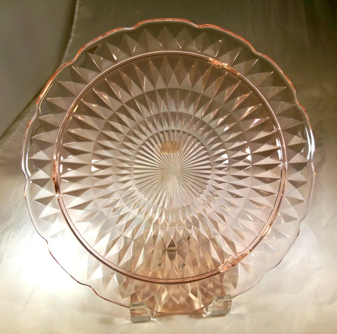 JEANNETTE GLASS CO. WINDSOR DIAMOND PINK 10-3/4″ DIAMETER 3-TOED CAKE PLATE!