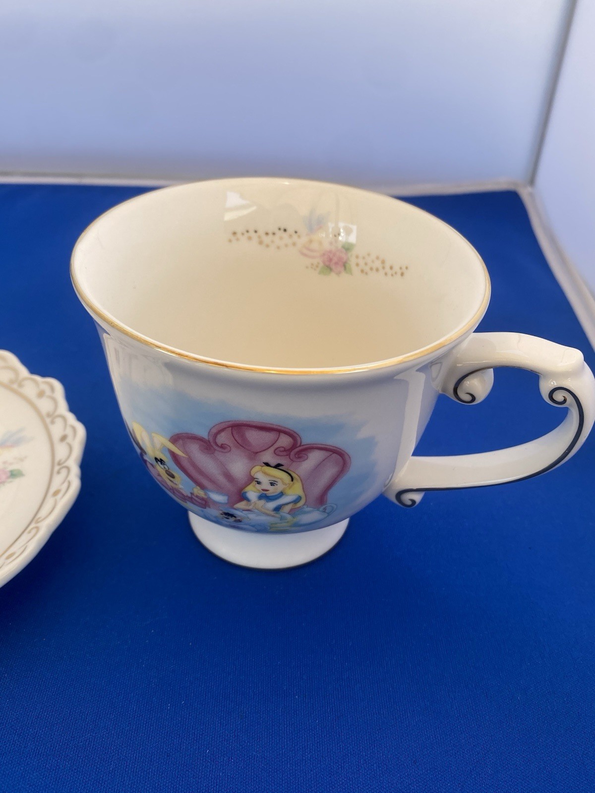 ALICE IN WONDERLAND Tea Cup & Saucer Set Disneyland Excellent Cond. L@@k L@@K!!