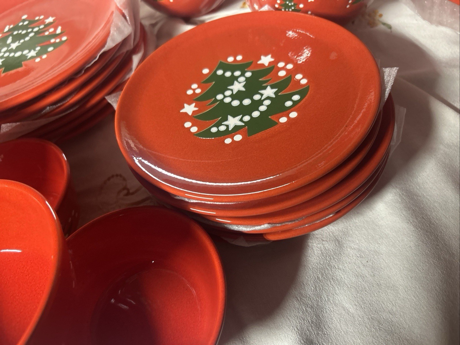 Waechtersbach CHRISTMAS TREE PATT., (8) Salad Plates 7.75″, (2) Bowls