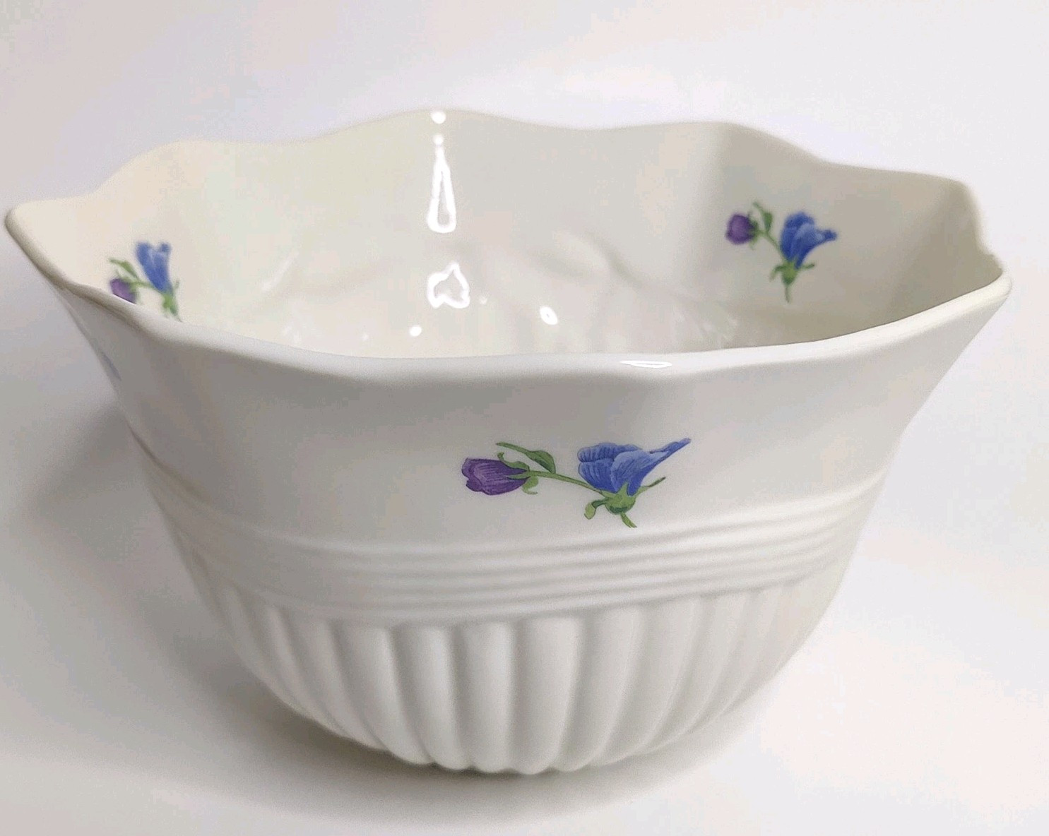 BELLEEK IRELAND ENCHANTED GARDEN 2000 CENTERPIECE BOWL PANSIES 4 3/4″H X 8 1/4″