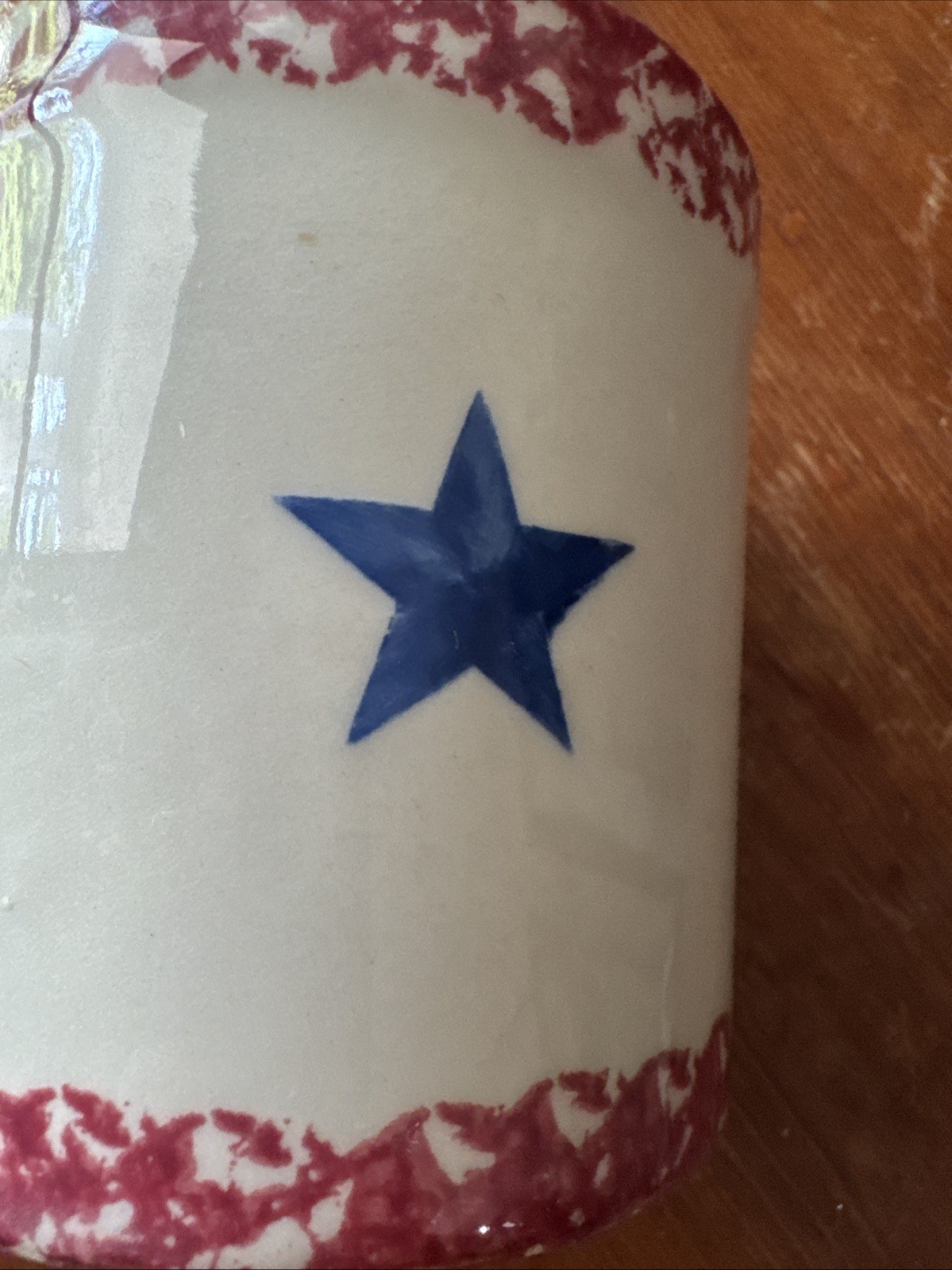 Gerald E. Henn Red Spongeware Crock Cream Blue Stars Roseville Ohio 4.25″ T