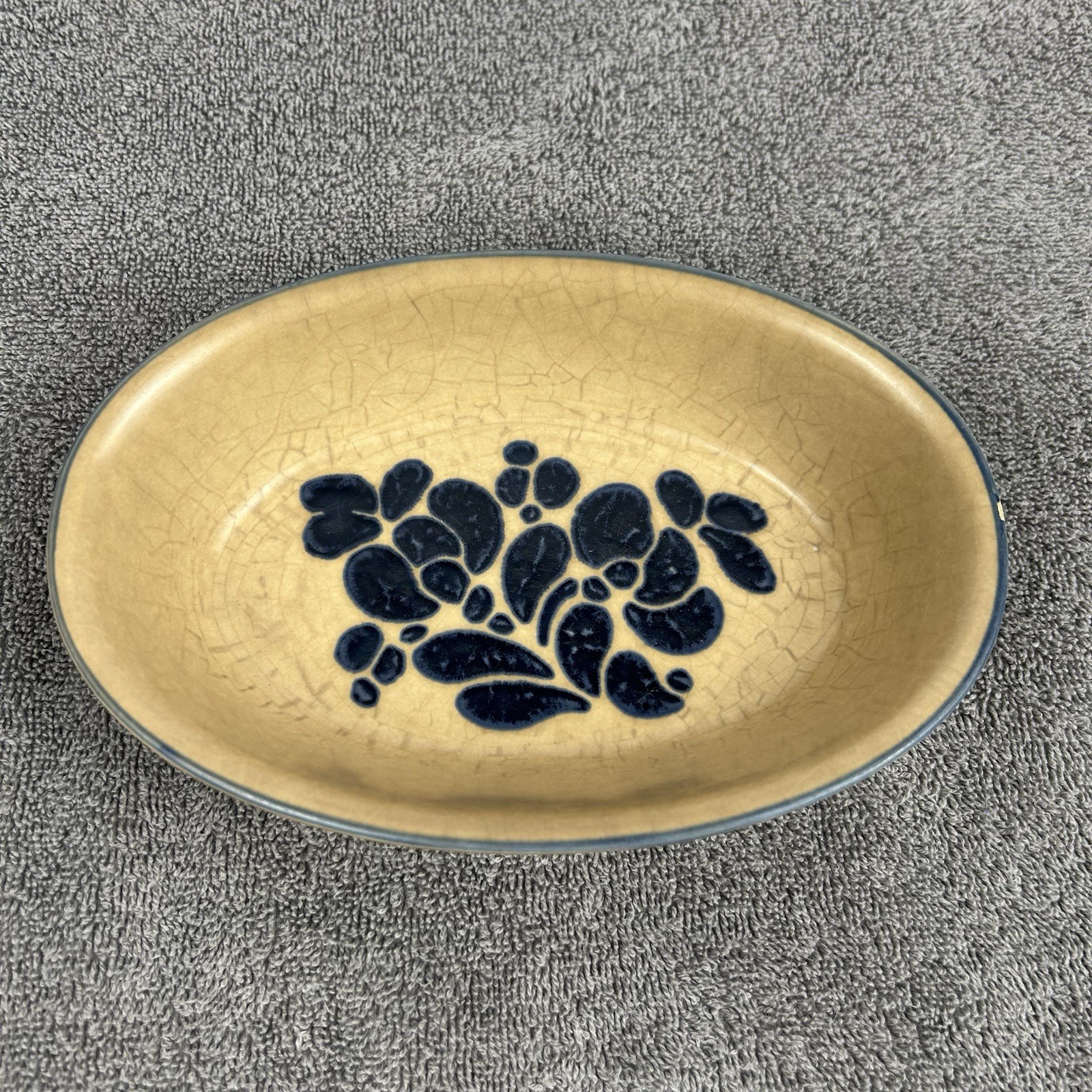 Pfaltzgraff Folk Art Oval Baker 7″ Length Tan & Blue