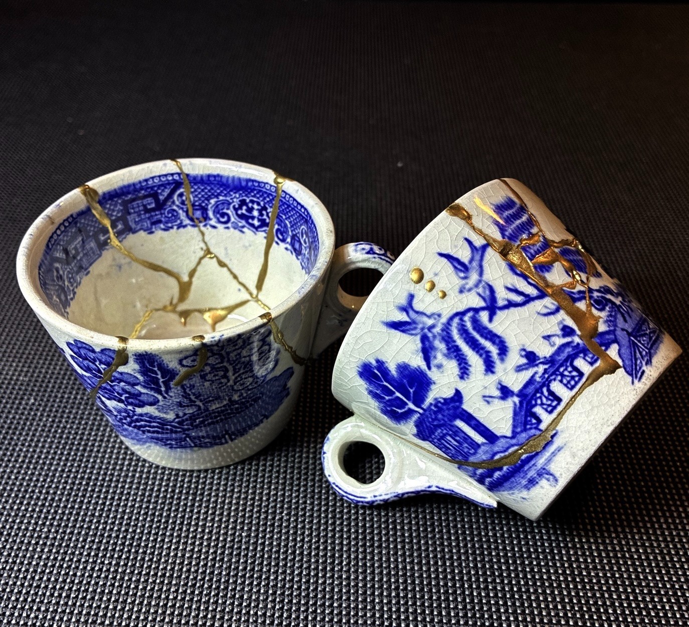KINTSUGI WABI JAPANESE BLUE WILLOW ANTIQUE PORCELAIN 1910 SET OF 2 CUP HAND MADE