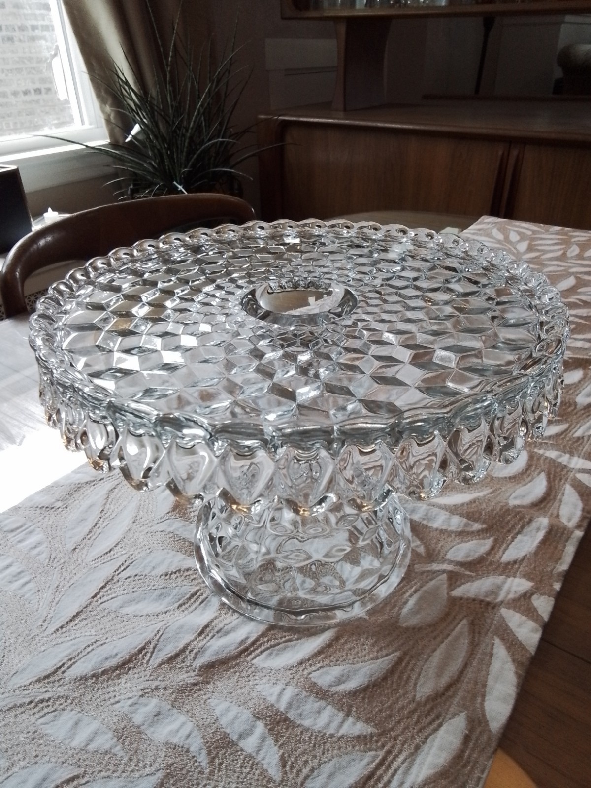 FOSTORIA 10″ American-Cubist Pedestal vtg CAKE STAND with Rum Well