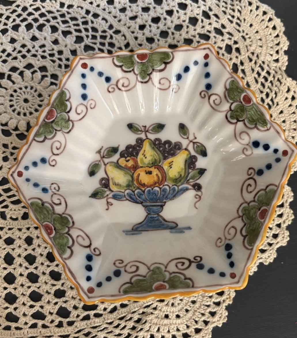 TICHELAAR MAKKUM Small Wall Plate Bowl Of Fruit Hexagonal Shape Signed 5 In