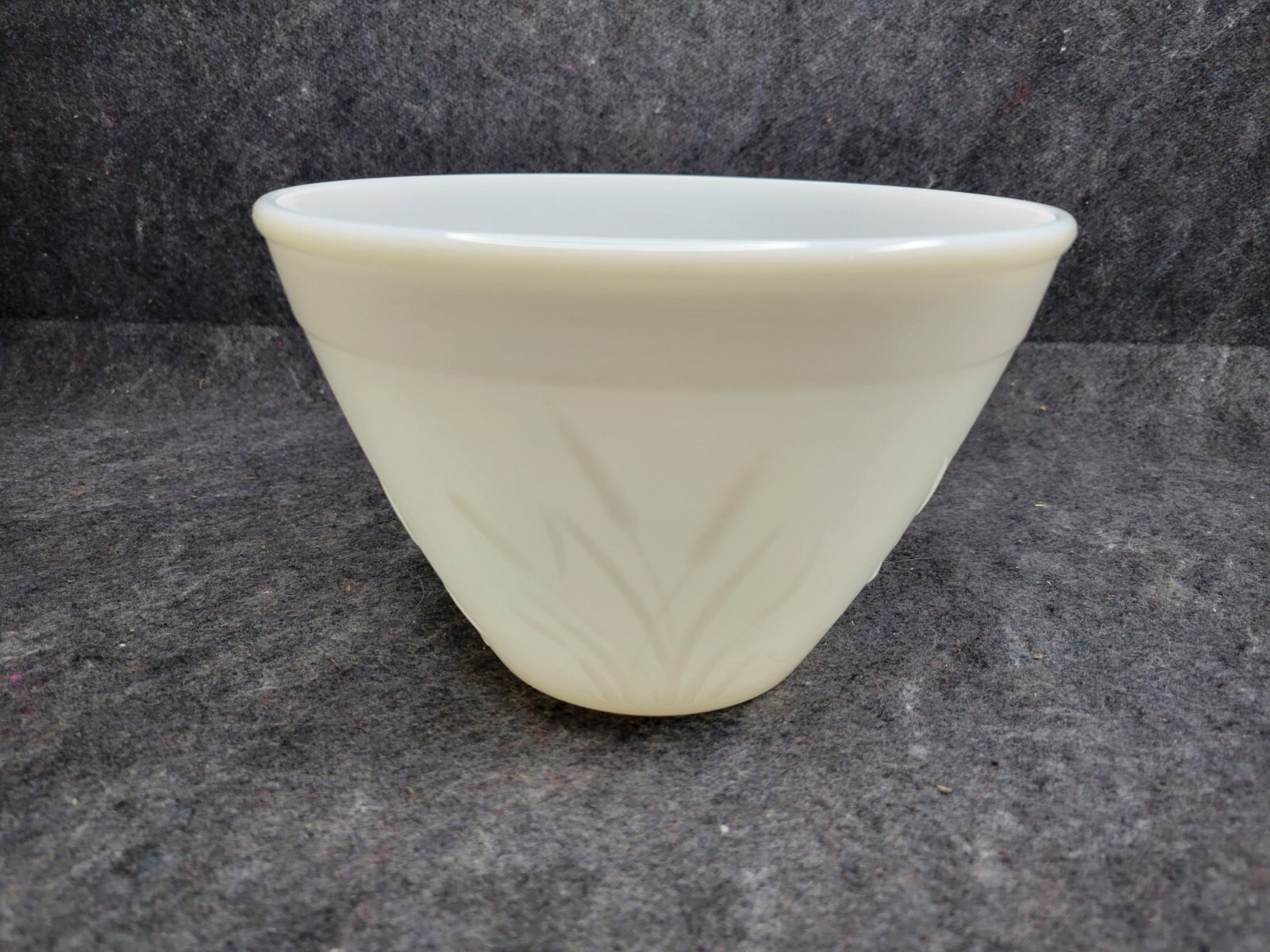 Vintage Milk Glass Raised Cattail Pattern Mixing/serving Bowl 7.5″ W×5″H