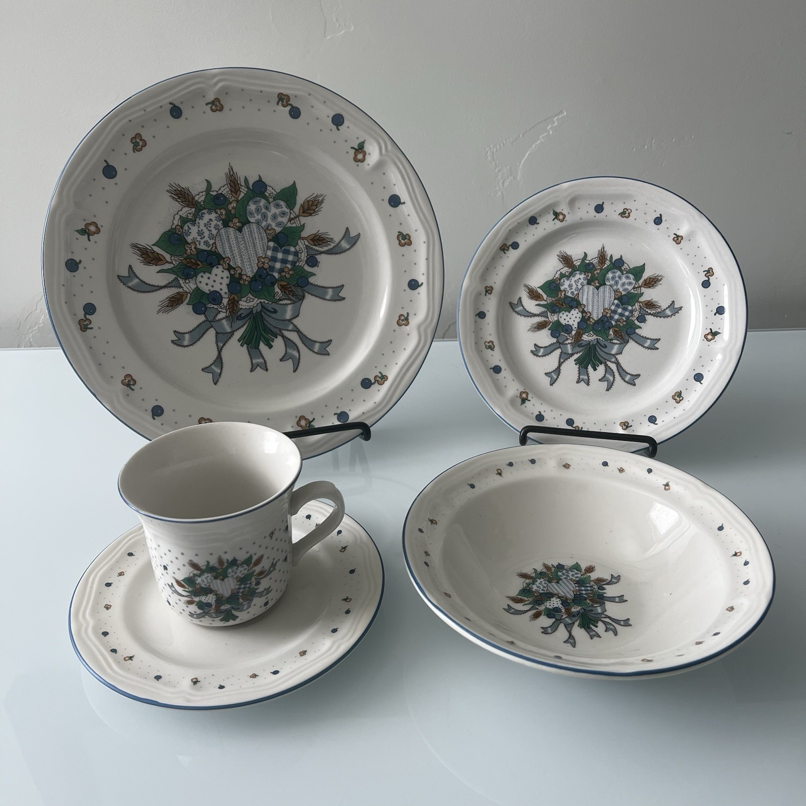Vintage Tabletops Unlimited Blueberry Hearts 5 Pc Dinnerware Set Plate Cup Bowl
