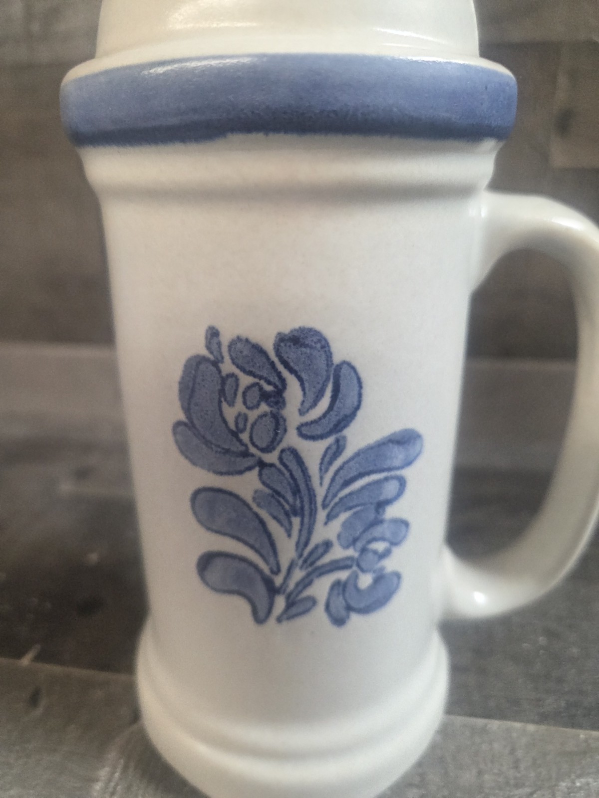 Pfaltzgraff Yorktowne Cheese/Spice Shaker with Handle & Stopper 6.5″ Stoneware