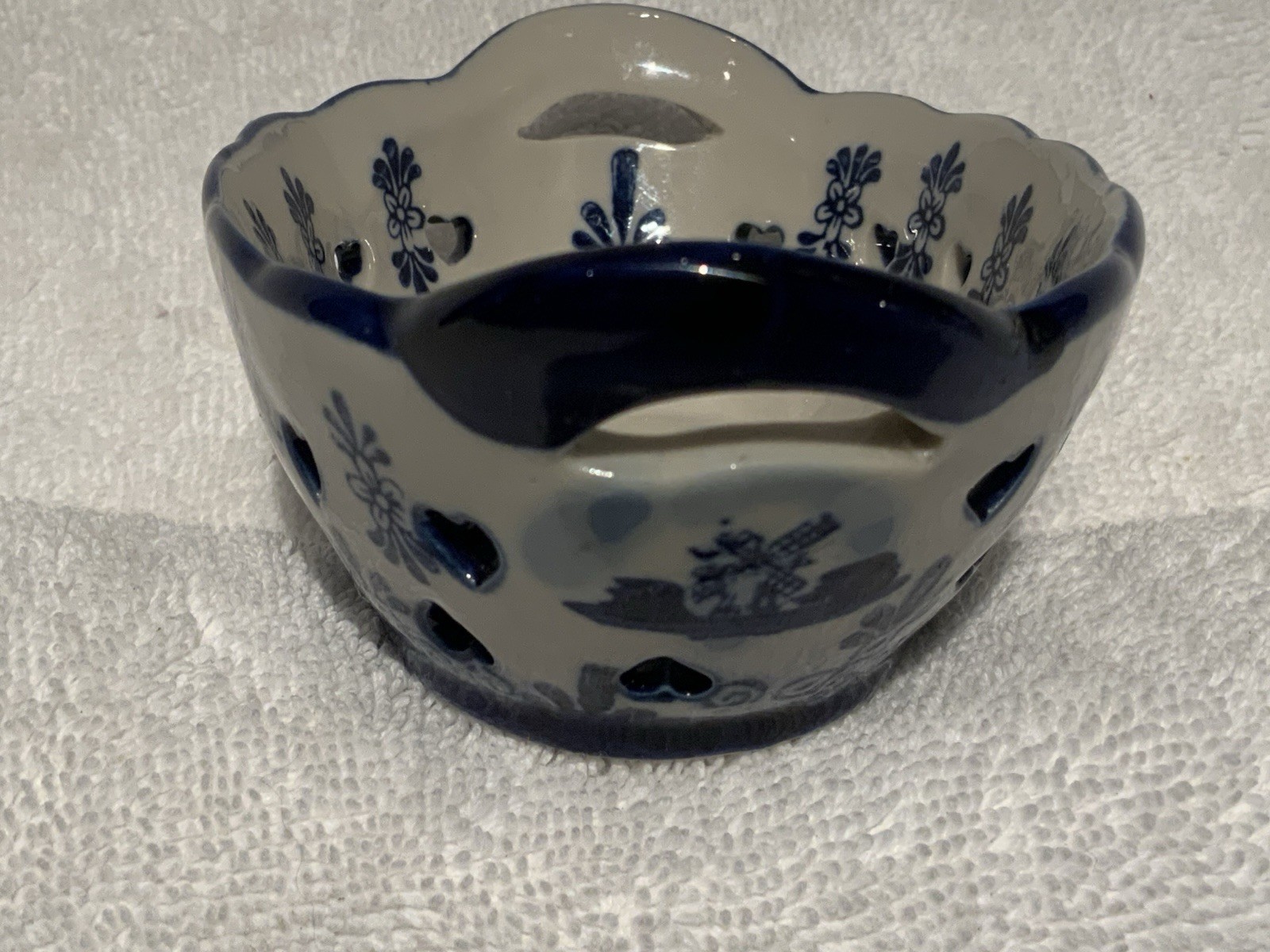 Vintage Hand Painted Delft Blue Oval 5”L x 3.25”W x 1 7/8”H Trinket Dish